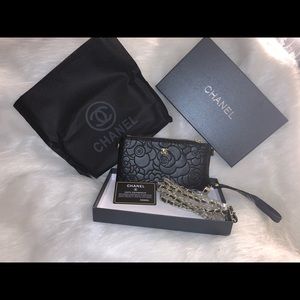 Wristlet/crossover bag